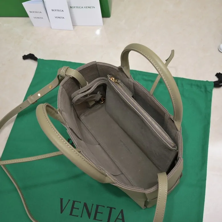 Batch 1460 🔥🔥🔥BV mini tote bag🟡🟡🟡Arco tote finally has a mini version this season. I love this size💯I have always been fond of tote bags because it has no complicated design, is simple and neat, and is easy to match with daily clothes🍒🍒Key point key point! It comes with a detachable shoulder strap, suitable for commuting and casual wear for any occasion👏👏Model number: 9894#, size: 25x16x8cm